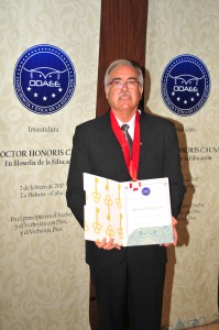 Dr. Daniel Gutierrez Raina mustra el certificado y la medalla que acompañó ala distinción